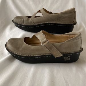 ALEGRIA; LEATHER UPPER & LINING; SIZE EU 38 & US 8-8.5; GREY w/BLACK SOLE $18